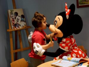 Chiara trifft Minnie Mouse im Disney Land